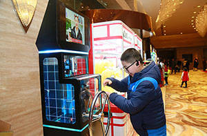 立而方迎新晚會現(xiàn)場壓幣機展示