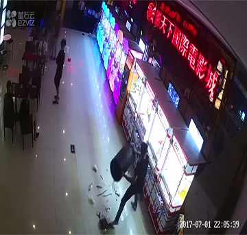 男子剪不到娃娃，一時(shí)沖動(dòng)怒砸剪刀禮品機(jī)