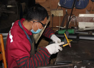 廉價剪刀娃娃機背后所隱藏的成本在哪里