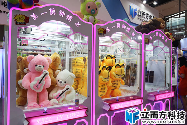 立而方新款<a href='/jiandaoji.htm' class='keys' title='點(diǎn)擊查看關(guān)于剪刀機(jī)的相關(guān)信息' target='_blank'>剪刀機(jī)</a> 立而方新款剪刀機(jī)