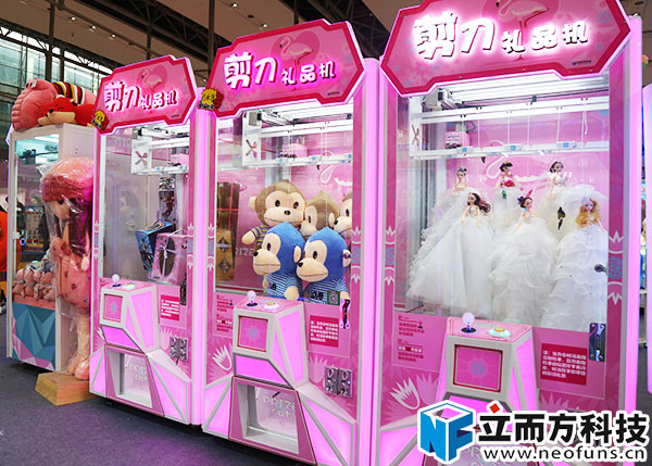 立而方一剪鐘情剪刀<a href='/lpj.htm' class='keys' title='點擊查看關(guān)于禮品機的相關(guān)信息' target='_blank'>禮品機</a>