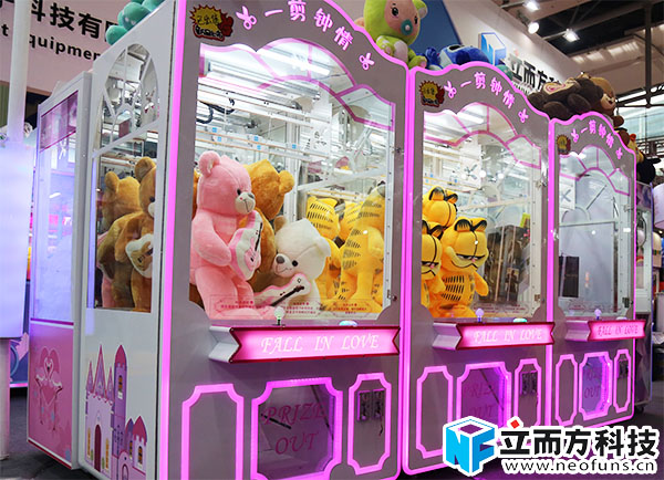 立而方娃娃剪切禮品機(jī) 立而方娃娃剪切禮品機(jī)