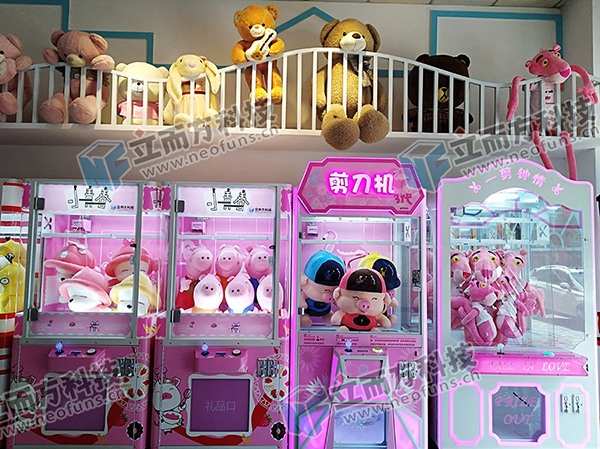 立而方<a href='/jiandaoji.htm' class='keys' title='點擊查看關(guān)于剪刀機的相關(guān)信息' target='_blank'>剪刀機</a>禮品擺放 立而方剪刀機禮品擺放