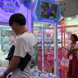 夾娃娃機(jī)生產(chǎn)廠家,炫立方大櫥窗娃娃機(jī)