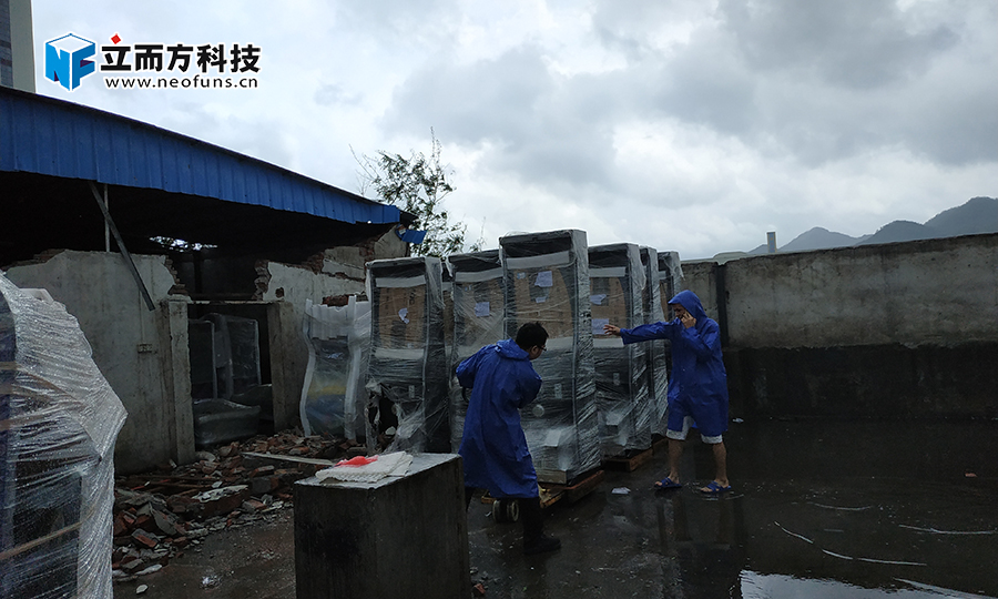 冒雨作業(yè) 冒雨作業(yè)
