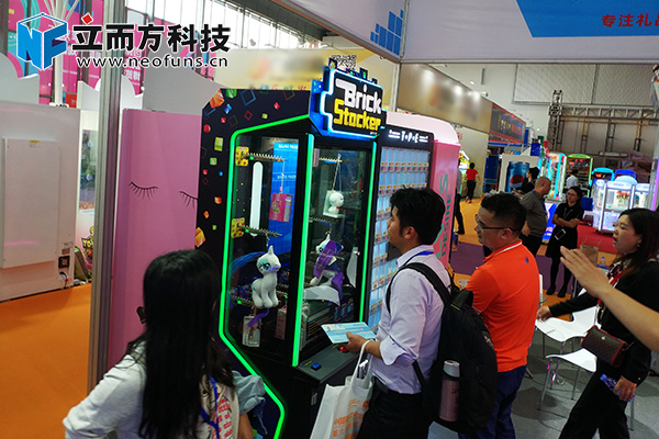 立而方方塊機(jī)禮品機(jī)