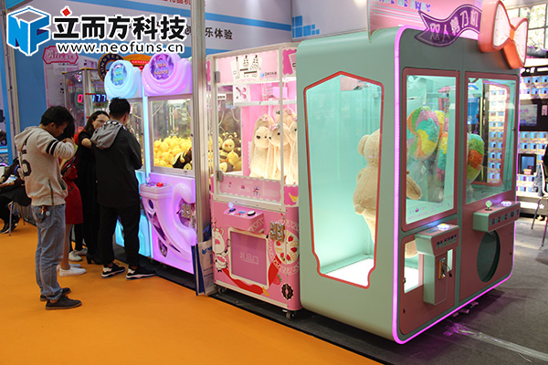 立而方雙人剪刀機<a href='/lpj.htm' class='keys' title='點擊查看關于禮品機的相關信息' target='_blank'>禮品機</a>