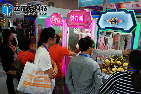 立而方娃娃機(jī)<a href='/lpj.htm' class='keys' title='點(diǎn)擊查看關(guān)于禮品機(jī)的相關(guān)信息' target='_blank'>禮品機(jī)</a>