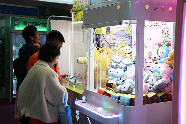 立而方娃娃機(jī)禮品機(jī)