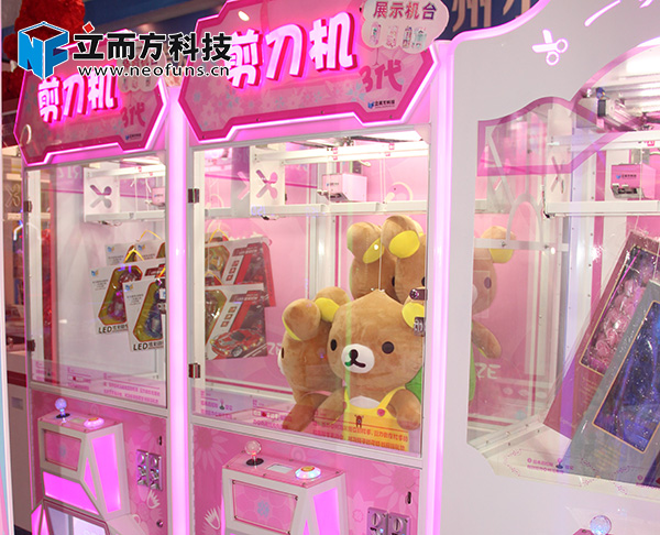 立而方剪刀機(jī)三代<a href='/lpj.htm' class='keys' title='點(diǎn)擊查看關(guān)于禮品機(jī)的相關(guān)信息' target='_blank'>禮品機(jī)</a>