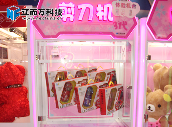 立而方<a href='/jiandaoji.htm' class='keys' title='點(diǎn)擊查看關(guān)于剪刀機(jī)的相關(guān)信息' target='_blank'>剪刀機(jī)</a>三代娃娃機(jī)