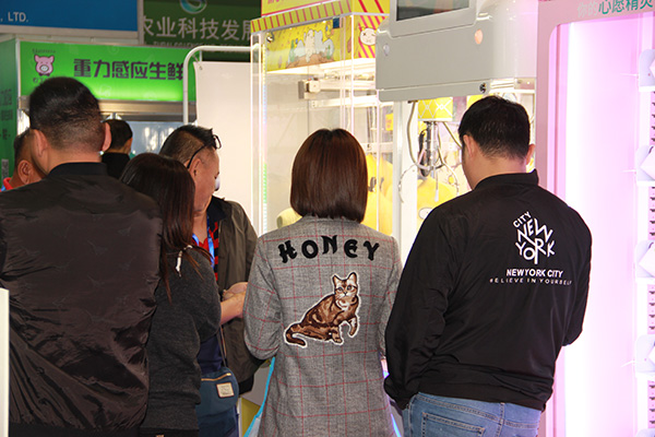 立而方<a href='/wwj.htm' class='keys' title='點擊查看關(guān)于娃娃機的相關(guān)信息' target='_blank'>娃娃機</a>禮品機