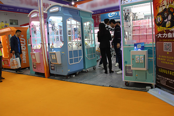 立而方<a href='/wwj.htm' class='keys' title='點(diǎn)擊查看關(guān)于娃娃機(jī)的相關(guān)信息' target='_blank'>娃娃機(jī)</a>禮品機(jī)