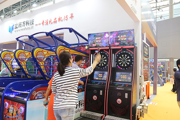 立而方<a href='/lpj.htm' class='keys' title='點(diǎn)擊查看關(guān)于禮品機(jī)的相關(guān)信息' target='_blank'>禮品機(jī)</a>娃娃機(jī)