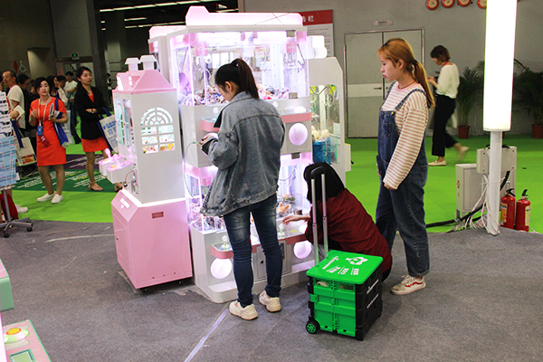 立而方四人娃娃機(jī)