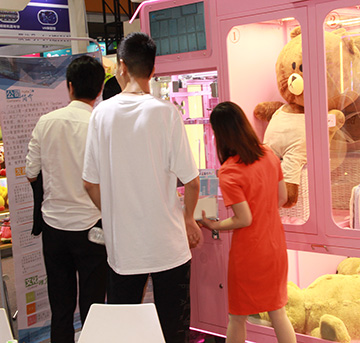 小龍蝦2元隨便抓，娃娃機(jī)龍蝦火爆整條街，老板賺到笑不動(dòng)