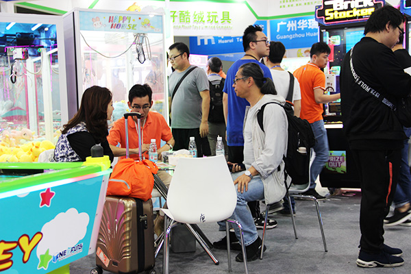 立而方娃娃機(jī)禮品機(jī)