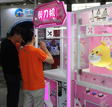剪娃娃機(jī)潮玩出道，圈粉無數(shù)，引領(lǐng)新時(shí)代娃娃機(jī)潮流