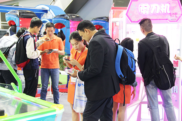 立而方娃娃機(jī)多少錢一臺(tái) 立而方<a href='/wwj.htm' class='keys' title='點(diǎn)擊查看關(guān)于娃娃機(jī)的相關(guān)信息' target='_blank'>娃娃機(jī)</a>多少錢一臺(tái)