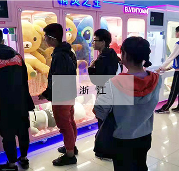 三個大男人沉迷電玩城抓娃娃機次次“滿載而歸”？立而方新聞