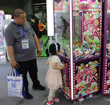 抓娃娃機廠家哪家好，怎么選擇娃娃機投放場地才能賺錢？-立而方