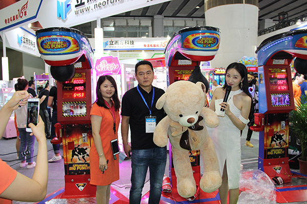 抓<a href='/wwj.htm' class='keys' title='點擊查看關于娃娃機的相關信息' target='_blank'>娃娃機</a>廠家哪家好 抓娃娃機廠家哪家好