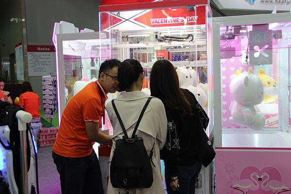 夾布娃娃機(jī)器 夾布<a href='/wwj.htm' class='keys' title='點(diǎn)擊查看關(guān)于娃娃機(jī)的相關(guān)信息' target='_blank'>娃娃機(jī)</a>器