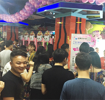 多功能娃娃機(jī)慘遭三男暴打，原因竟是這點小事！—立而方資訊