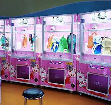 兩男子深夜在無人夾娃娃機(jī)器店里，竟然做這種事（下篇）—立而方小故事