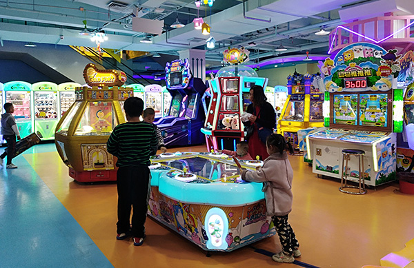 大型夾<a href='/wwj.htm' class='keys' title='點(diǎn)擊查看關(guān)于娃娃機(jī)的相關(guān)信息' target='_blank'>娃娃機(jī)</a> 大型夾娃娃機(jī)