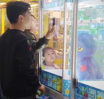 想自己創(chuàng)業(yè)，開個抓娃娃的店怎么樣，夾娃娃機器從哪里買？