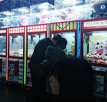 娃娃機(jī)知名廠家有哪些，場地談判時如何避免商家自己購入娃娃機(jī)的風(fēng)險？