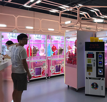 娃娃販賣機(jī)選購實(shí)戰(zhàn)經(jīng)驗(yàn)，教您如何選擇適應(yīng)場地的機(jī)器—立而方課堂