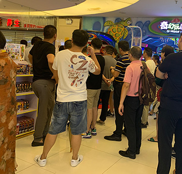 玩四人娃娃機(jī)抓到蘋果手機(jī)，打開盒子后傻眼了—立而方資訊