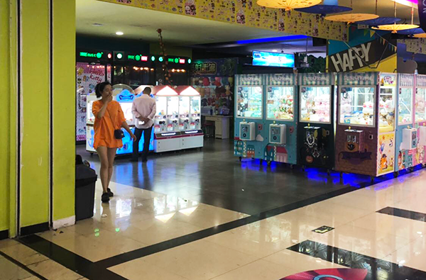 娃娃機(jī)抓娃娃 娃娃機(jī)抓娃娃