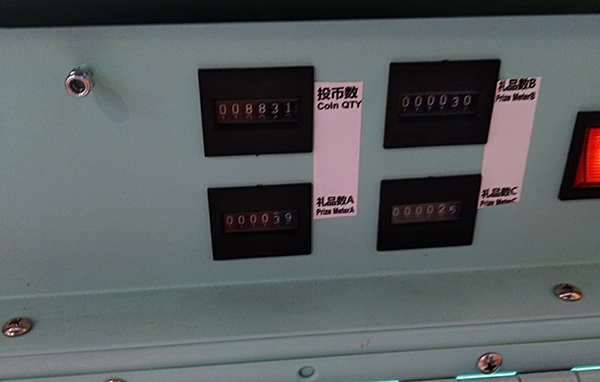 抓娃娃機<a href='/jiandaoji.htm' class='keys' title='點擊查看關于剪刀機的相關信息' target='_blank'>剪刀機</a> 抓娃娃機剪刀機