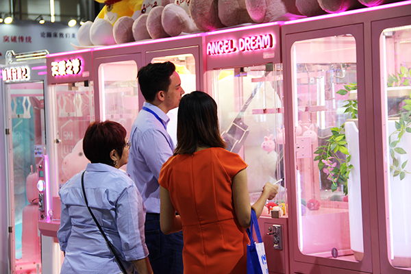 大型抓娃娃機(jī)<a href='/jiandaoji.htm' class='keys' title='點(diǎn)擊查看關(guān)于剪刀機(jī)的相關(guān)信息' target='_blank'>剪刀機(jī)</a> 大型抓娃娃機(jī)剪刀機(jī)