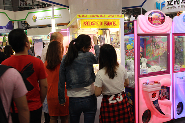 立而方娃娃機(jī)<a href='/jiandaoji.htm' class='keys' title='點(diǎn)擊查看關(guān)于剪刀機(jī)的相關(guān)信息' target='_blank'>剪刀機(jī)</a> 立而方<a href='/wwj.htm' class='keys' title='點(diǎn)擊查看關(guān)于娃娃機(jī)的相關(guān)信息' target='_blank'>娃娃機(jī)</a>剪刀機(jī)