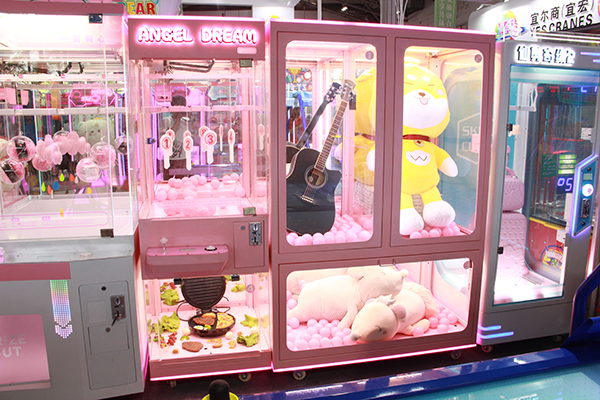 大型抓娃娃機<a href='/jiandaoji.htm' class='keys' title='點擊查看關(guān)于剪刀機的相關(guān)信息' target='_blank'>剪刀機</a> 大型抓娃娃機剪刀機