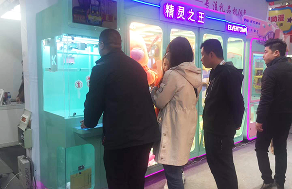 大型抓娃娃機(jī)<a href='/jiandaoji.htm' class='keys' title='點(diǎn)擊查看關(guān)于剪刀機(jī)的相關(guān)信息' target='_blank'>剪刀機(jī)</a> 大型抓娃娃機(jī)剪刀機(jī)