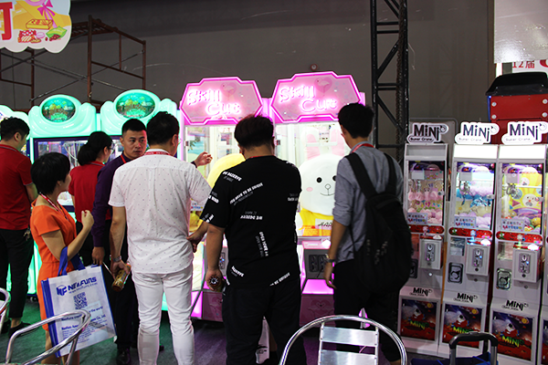 抓<a href='/wwj.htm' class='keys' title='點(diǎn)擊查看關(guān)于娃娃機(jī)的相關(guān)信息' target='_blank'>娃娃機(jī)</a> 抓娃娃機(jī)