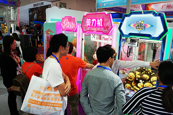 娃娃機(jī)<a href='/jiandaoji.htm' class='keys' title='點(diǎn)擊查看關(guān)于剪刀機(jī)的相關(guān)信息' target='_blank'>剪刀機(jī)</a> 娃娃機(jī)剪刀機(jī)