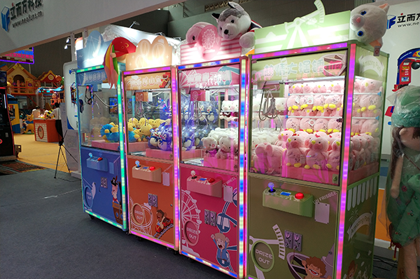 游樂(lè)場(chǎng)<a href='/wwj.htm' class='keys' title='點(diǎn)擊查看關(guān)于娃娃機(jī)的相關(guān)信息' target='_blank'>娃娃機(jī)</a> 游樂(lè)場(chǎng)娃娃機(jī)