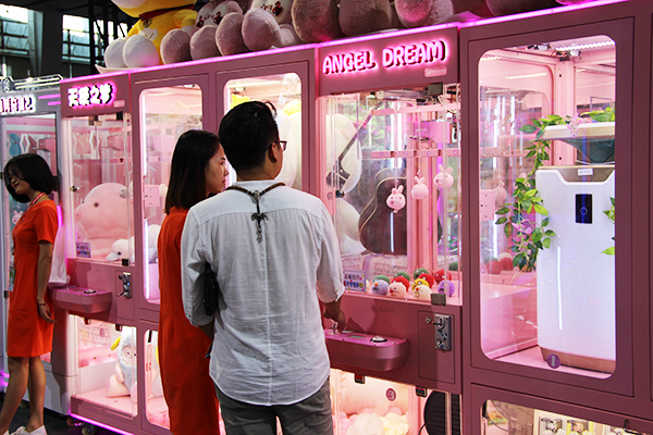 大型娃娃機(jī)<a href='/jiandaoji.htm' class='keys' title='點(diǎn)擊查看關(guān)于剪刀機(jī)的相關(guān)信息' target='_blank'>剪刀機(jī)</a> 大型娃娃機(jī)剪刀機(jī)