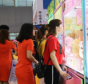 【立而方】正在風(fēng)口的香港娃娃機(jī)，以什么姿勢(shì)入行才能月賺百萬？