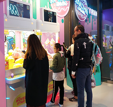 【立而方】抓娃娃機(jī)魅力到底有多大，連老人都為此著迷！