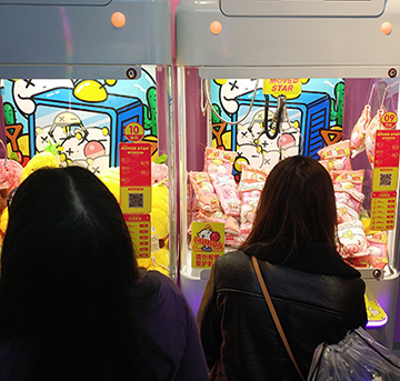 【立而方】抓娃娃機(jī)不僅僅傳遞著愛情和友情，還有深深的親情