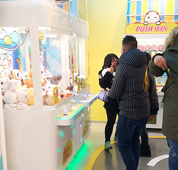 【立而方】小故事大運(yùn)營(yíng)，抓娃娃機(jī)出貨多店長(zhǎng)該不該責(zé)備員工？