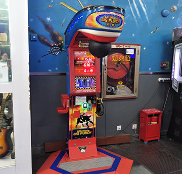 【立而方】普通玩家的力量和專業(yè)拳擊手的區(qū)別，在龍拳機(jī)上就可以體現(xiàn)出來